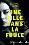 Une fille dans la foule